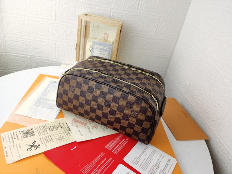 LV Wallets 137